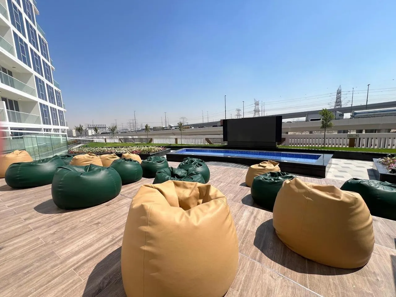 A Sophisticated 2Br Stay W Study In Gemz-9 Dubai 0*,