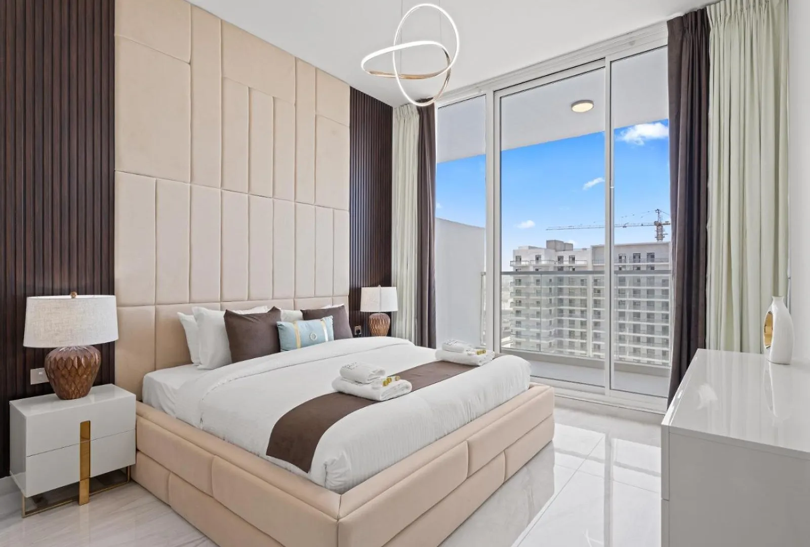 A Sophisticated 2Br Stay W Study In Gemz-9 Dubai Apartment