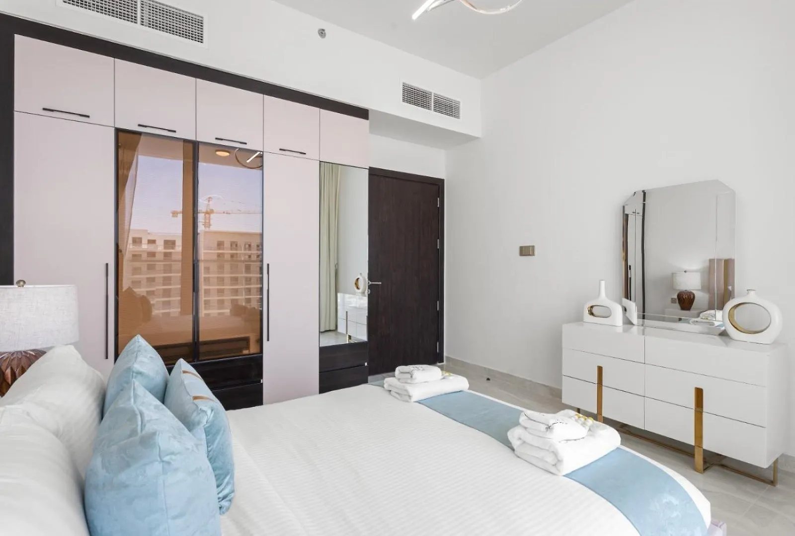 Apartment A Sophisticated 2Br Stay W Study In Gemz-9 Dubai