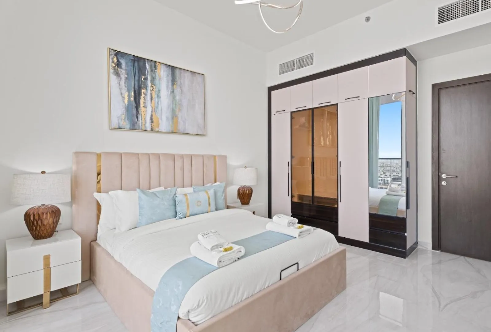 A Sophisticated 2Br Stay W Study In Gemz-9 Dubai Apartment